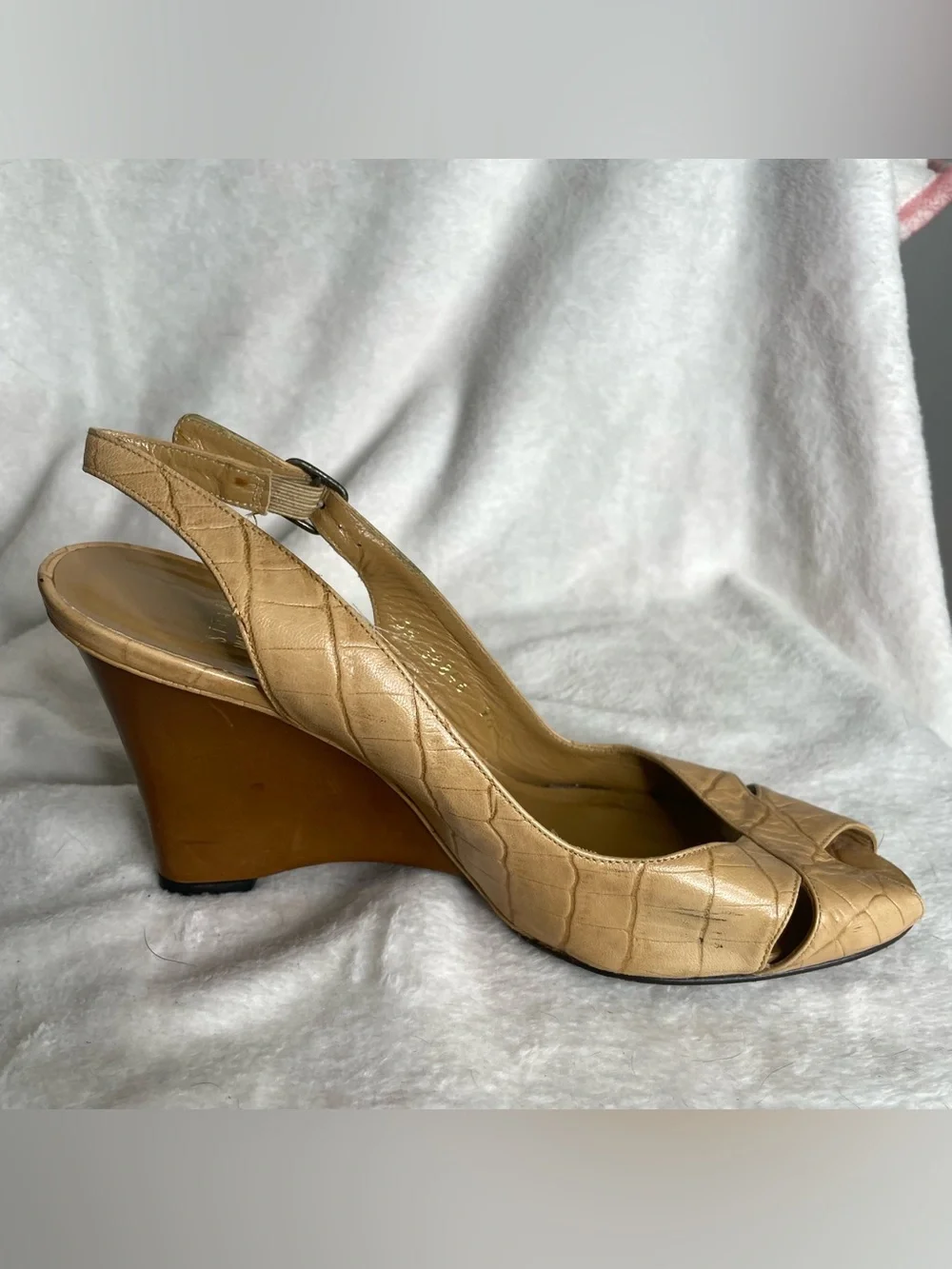 Stuart Weitzman Wedge Sandals 9.5 M Beige Croc Embossed Slingback Peep Toe Shoes